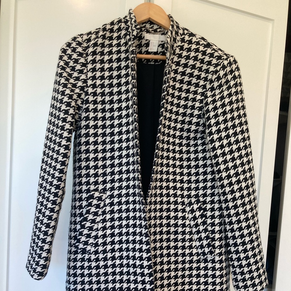 H&M black and white herringbone pattern car coat. Like new!